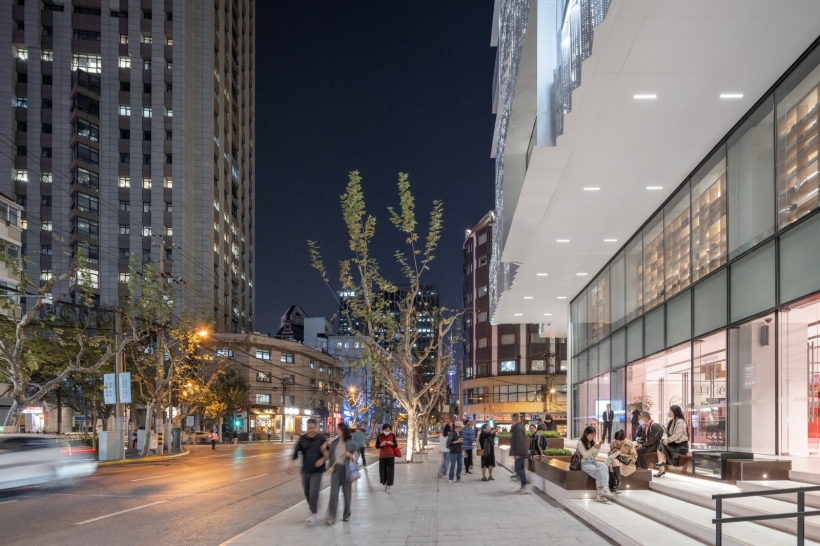 然后步行到福州路,在各家书店盘桓的我而言,福州路的意义比南京路重要